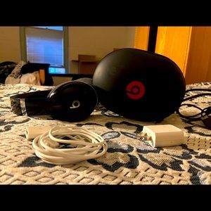 Beats Studio 3 Wireless With Estentails(price Neg)